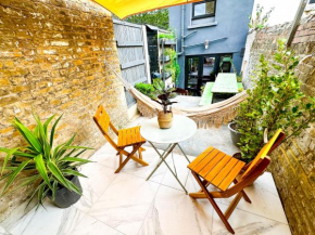 Modern flat with KING bed, garden & outdoor dining